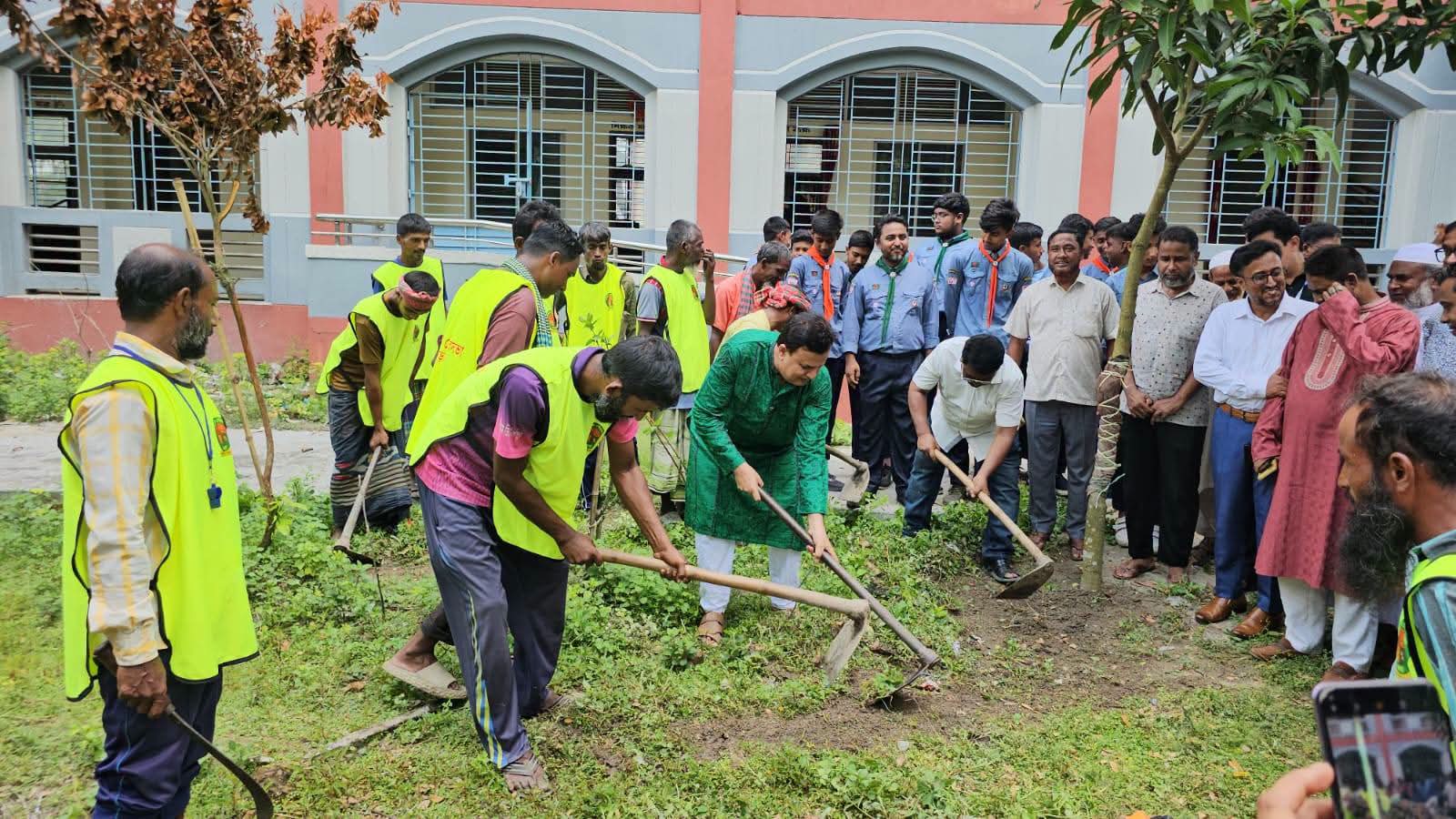 কোদাল হাতে পরিচ্ছন্নতায় এমপি, কাঁধে ঢোল নিয়ে ডেঙ্গু প্রতিরোধের প্রচারণা